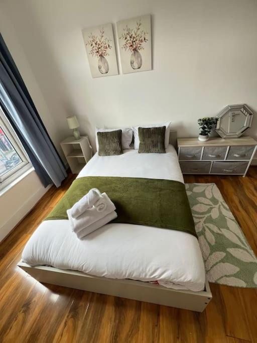 2 Bedroom Apartment Near Station Лондон Экстерьер фото
