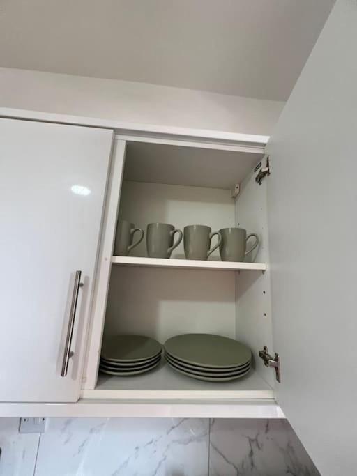 2 Bedroom Apartment Near Station Лондон Экстерьер фото